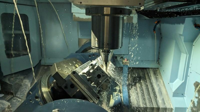 Gia công cơ khí chính xác bằng máy phay CNC đa trục